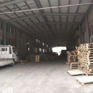 出租滨海彩钢厂房高度10米，一楼1300平楼上500平超大院