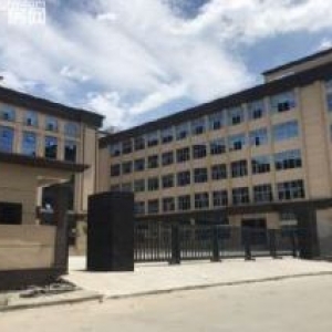 仙岩工业区 车间1−5层4800平方，住宿1200平方，独门