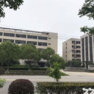 土地6.7亩，建筑11000㎡独门独户.大路边.有宿舍有食堂