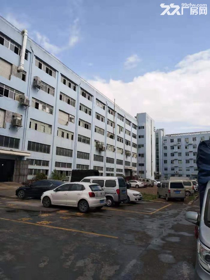 上汇工业区 3楼3500平方，货梯5吨